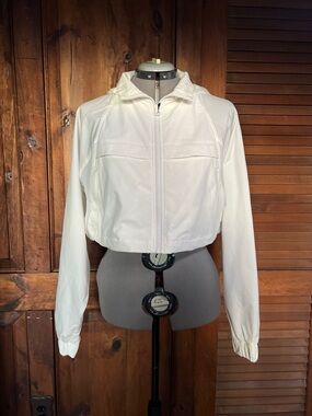 Alo Yoga Cropped Playmaker Jacket in Ivory